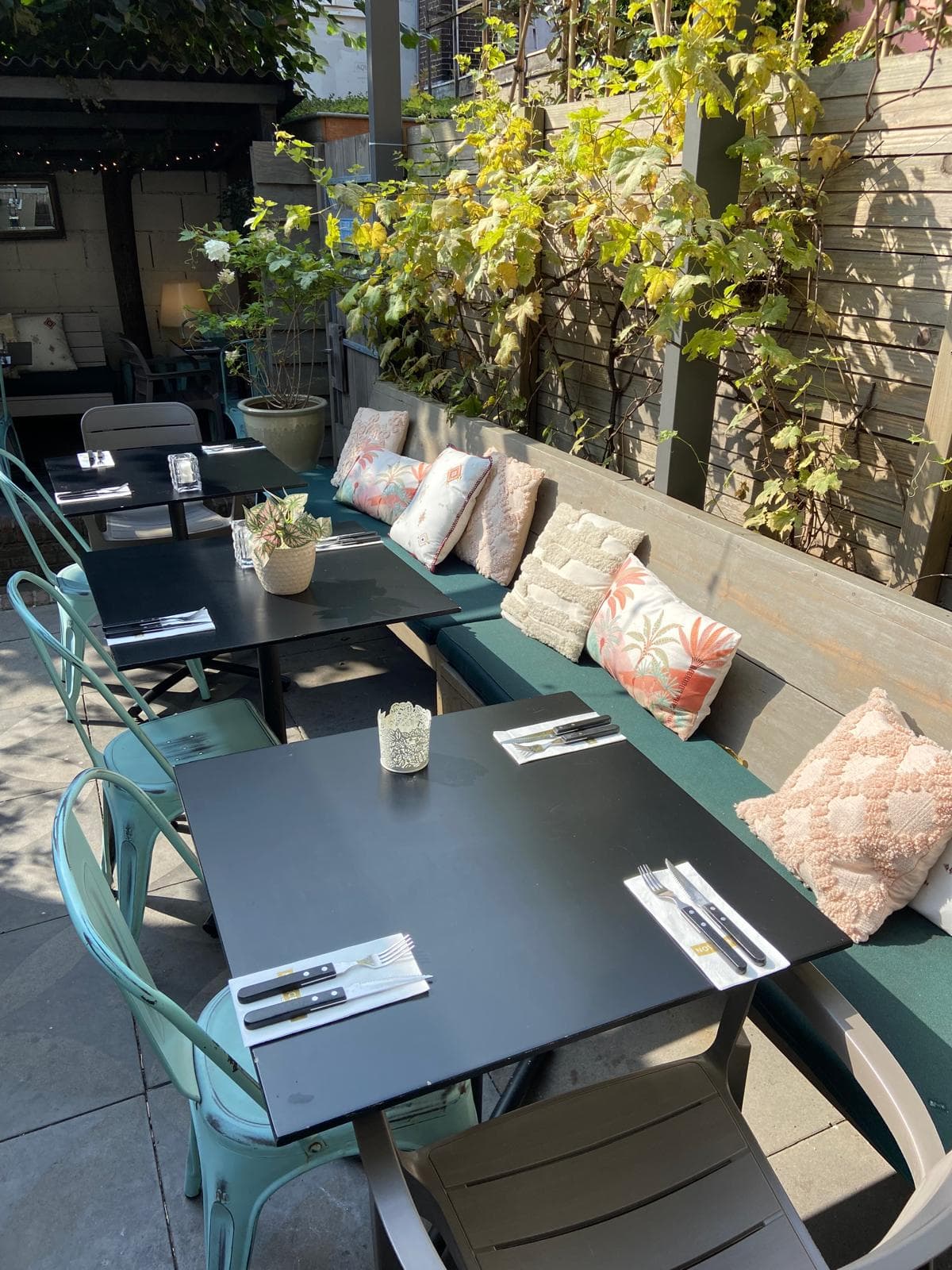 Sfeervolle setting voor een diner of lunch bij Novecento Haarlem