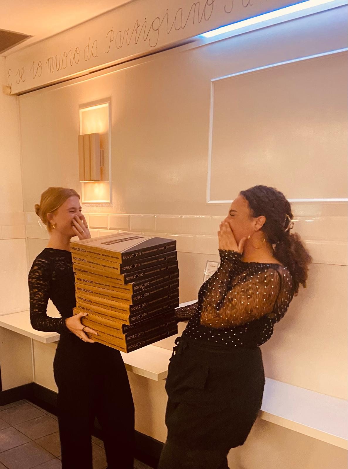 Teamleden van Novecento Haarlem met pizzadozen
